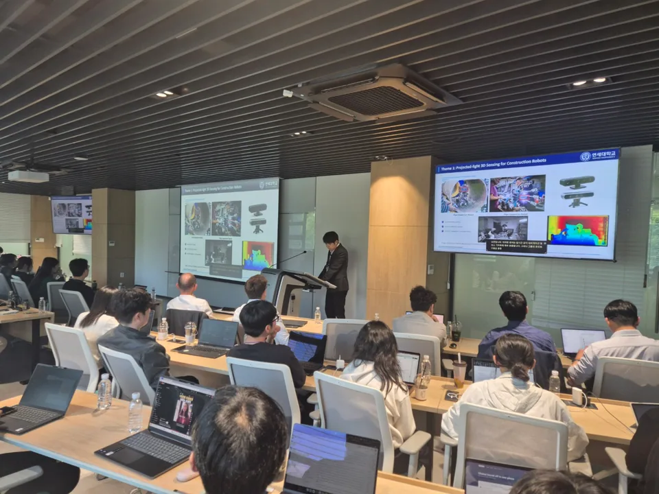 Presentations at the seminar on 3D measurement and AI-driven digital twins · Photo 1