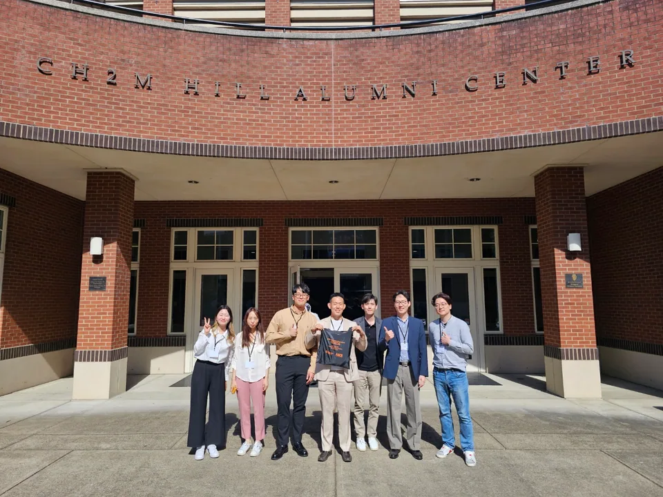 Group photo at the CH2M HILL Alumni Center
