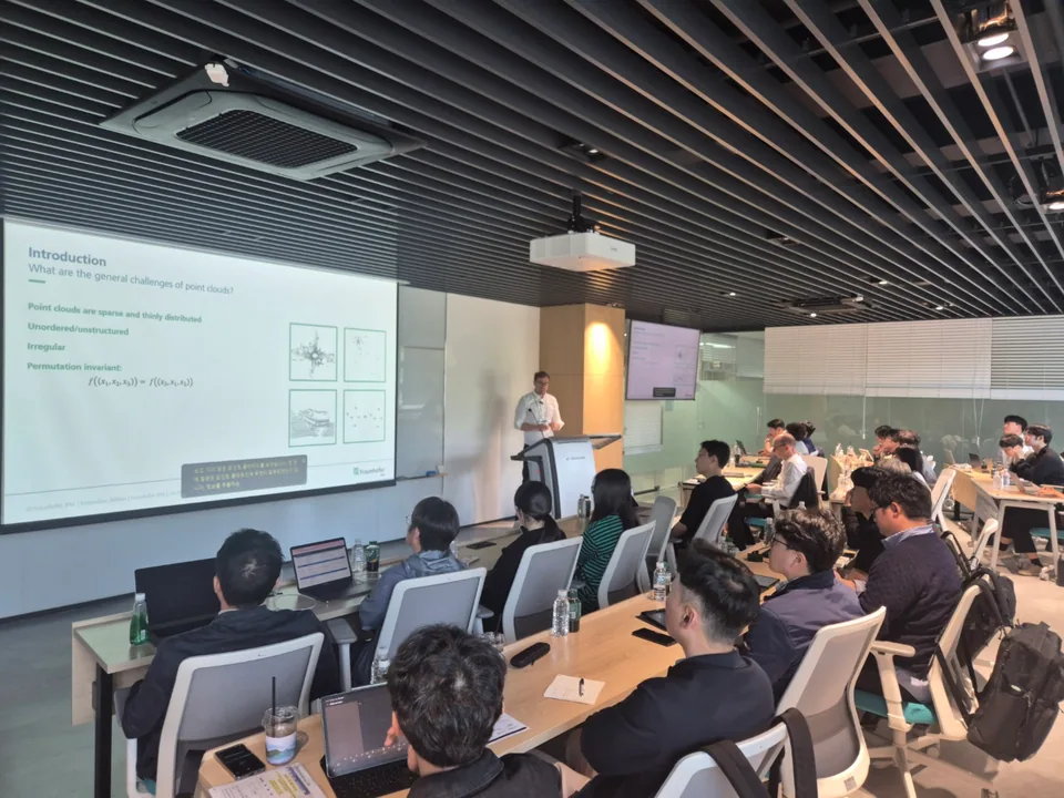 Presentations at the seminar on 3D measurement and AI-driven digital twins · Photo 2