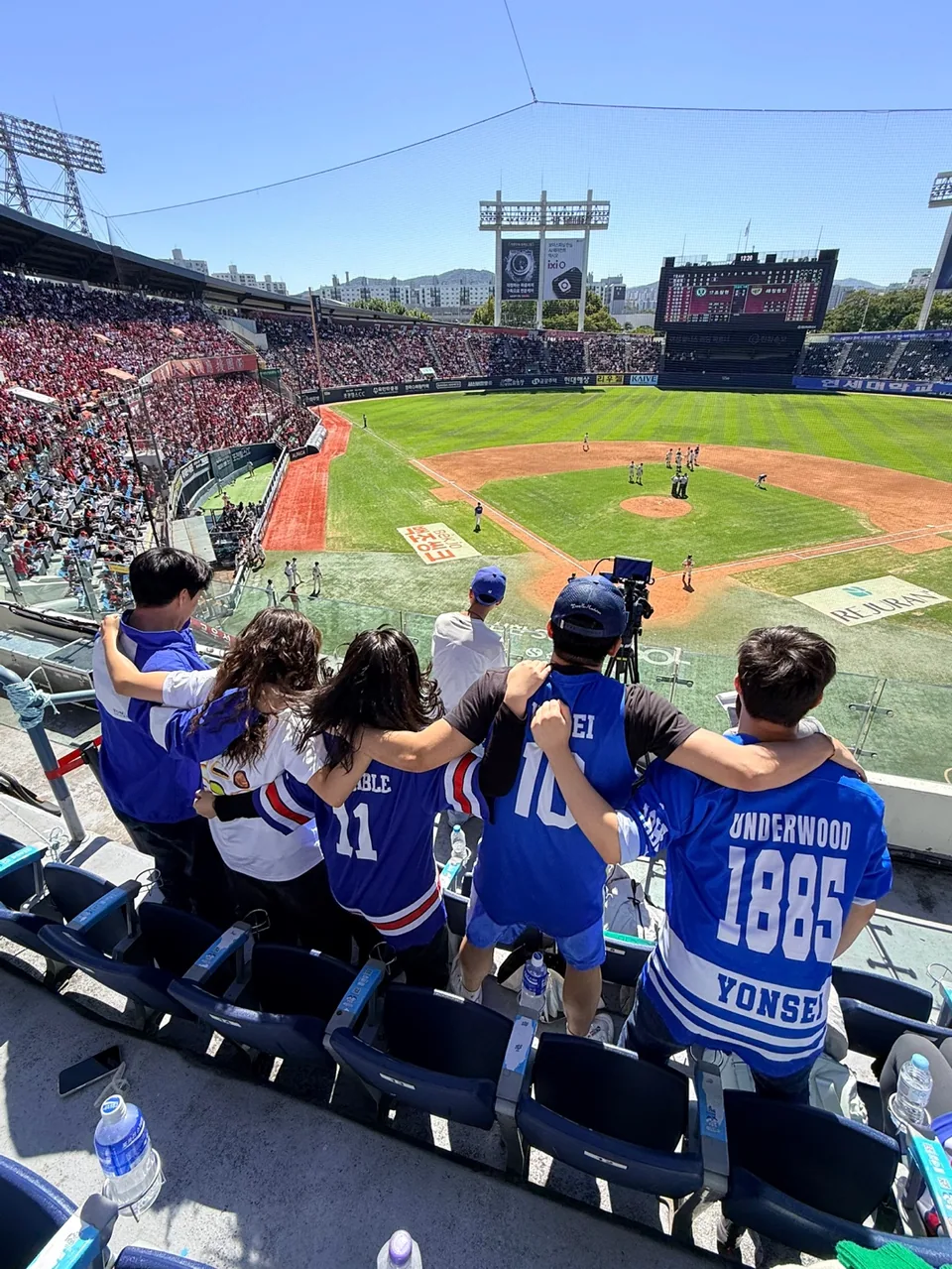 Lab members cheering for Yonsei together